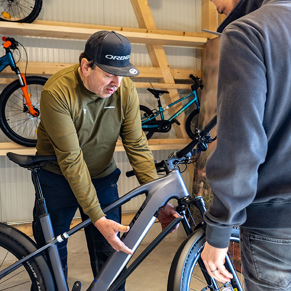 Benno L&ouml;ffler erkl&auml;rt ein eBike
