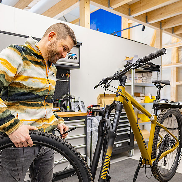 Matthias Scherer in der Fahrradwerkstatt