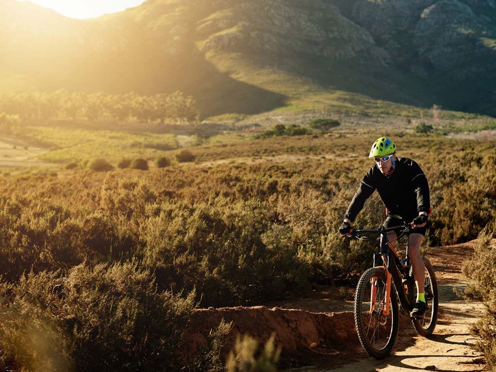 Mountainbiker auf bergigen Feldern